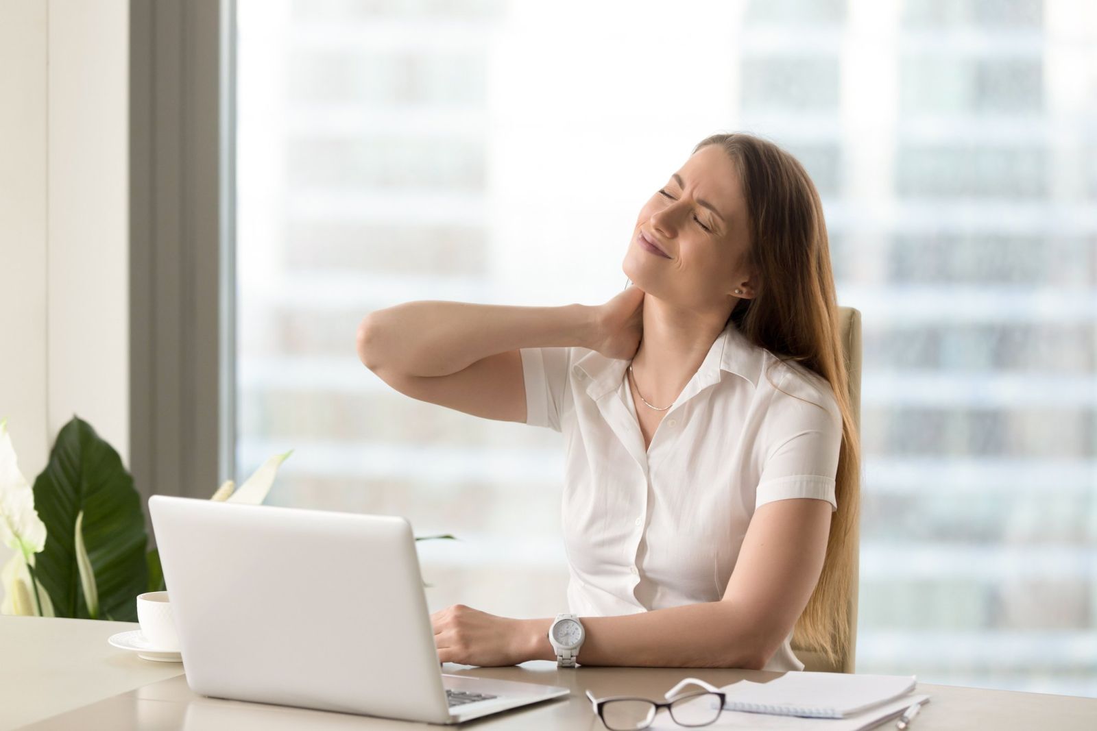Sử dụng ghế massage toàn thân sẽ giảm áp lực đè lên các dây thần kinh và thư giãn cột sống